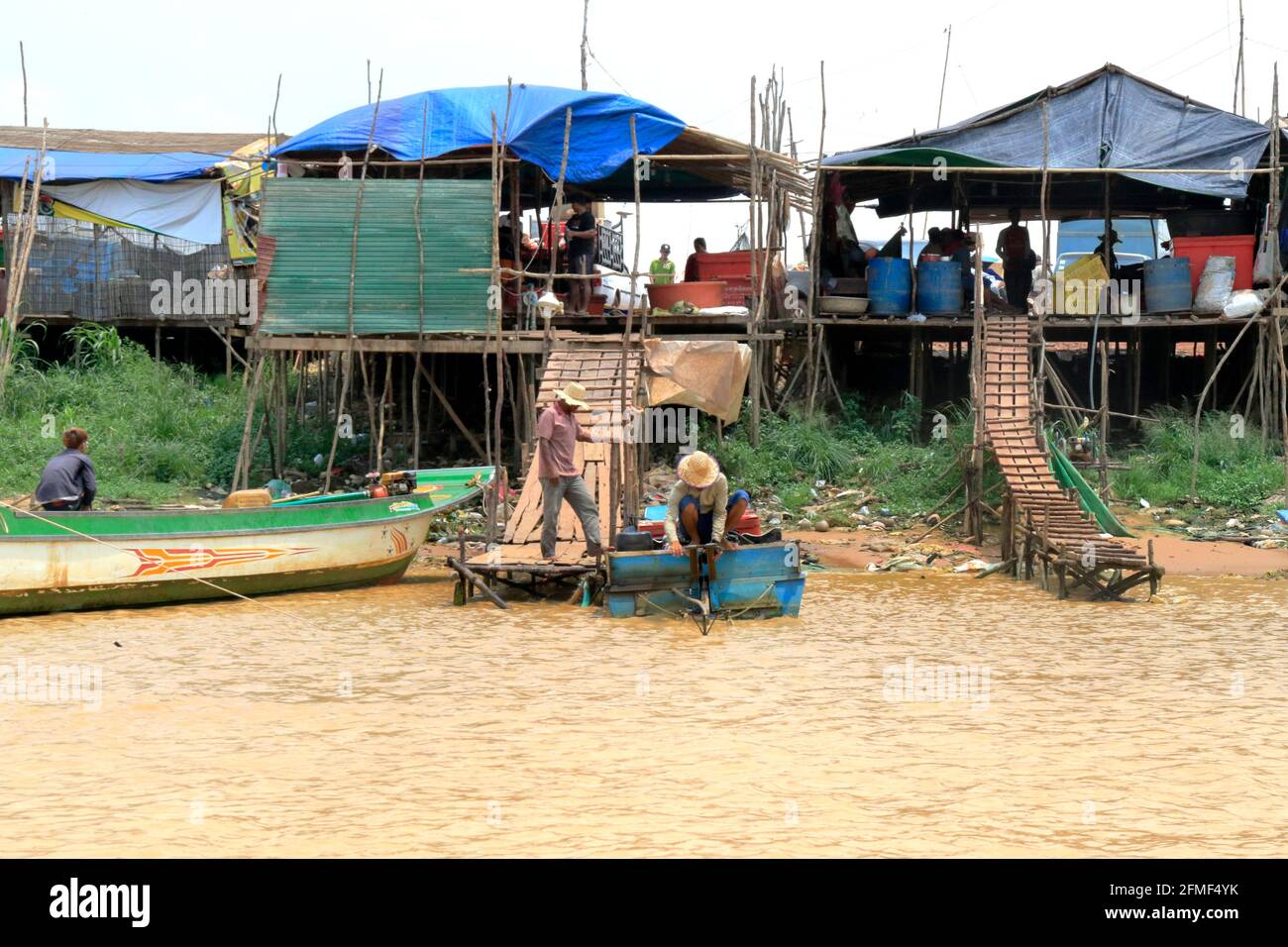 Case sul Lago Tonle SAP Siem Reap provincia Cambogia Foto Stock