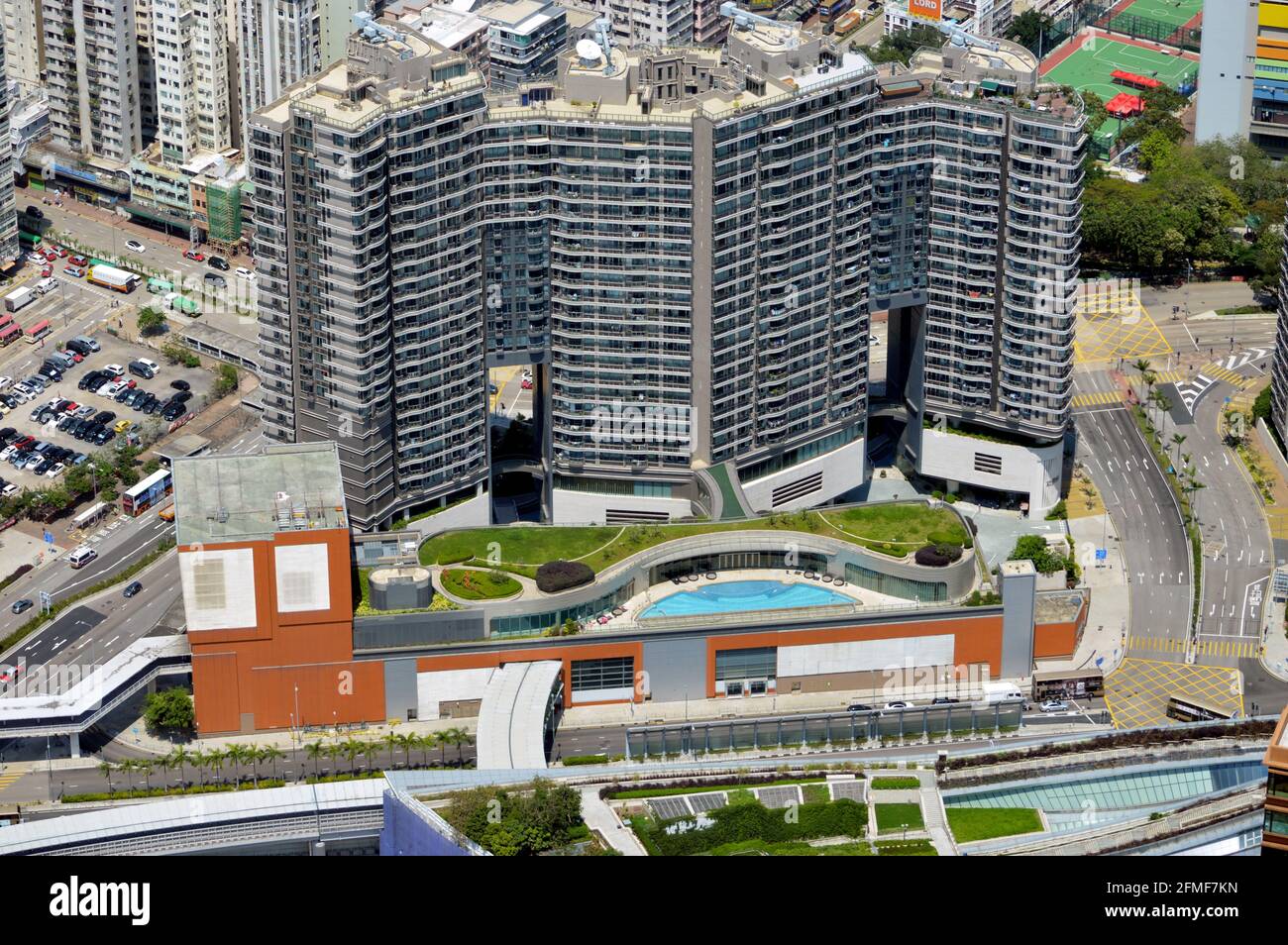 L'Austin, un edificio residenziale privato sopra la stazione MTR di Austin a Kwun Chung, Kowloon, Hong Kong Foto Stock