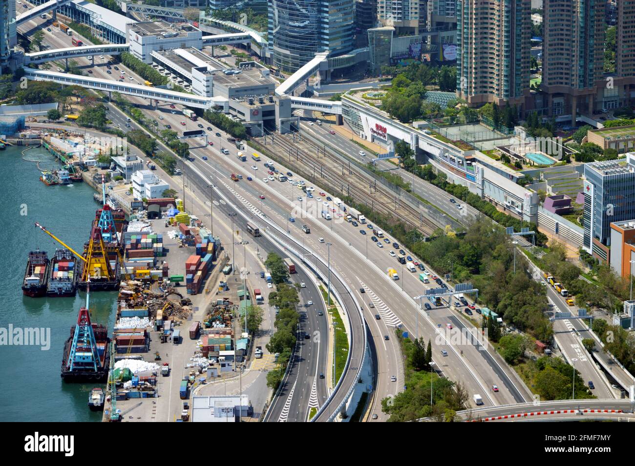 West Kowloon Highway (西九龍公路) accanto alla stazione MTR olimpica di Kowloon, Hong Kong Foto Stock
