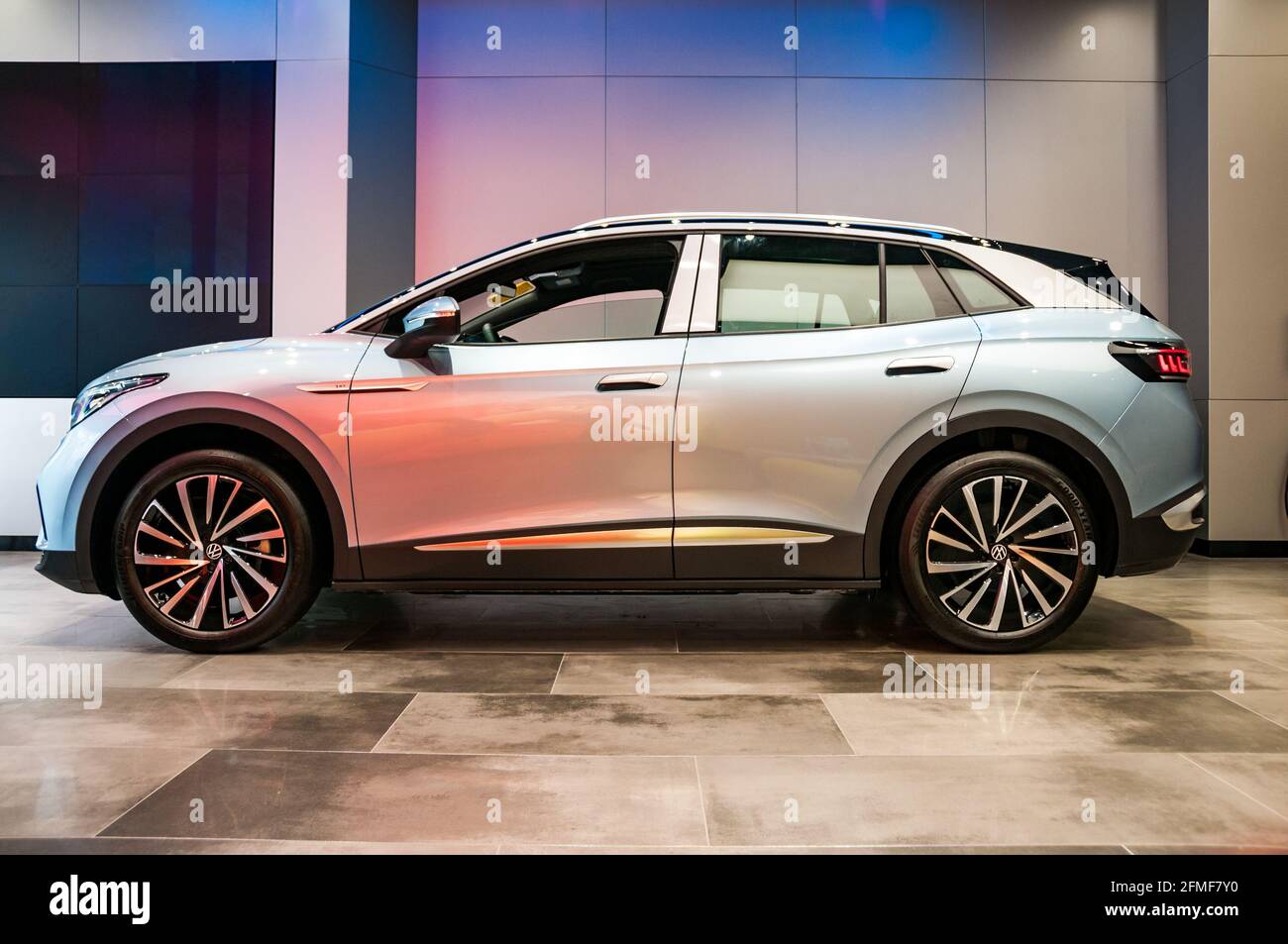 Un ID Volkswagen ID.4 X in esposizione su un ID Volkswagen SAIC. Negozio a Longbai Xincun, Shanghai, Cina. Foto Stock