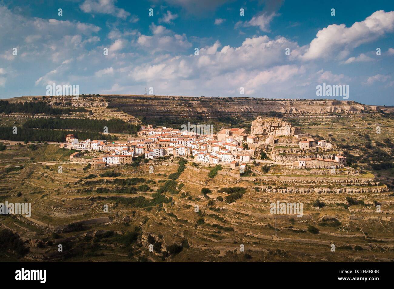 Piccola e pittoresca cittadina in cima ad una montagna. Ares del Maestre, Comunità Valenciana, Spagna Foto Stock