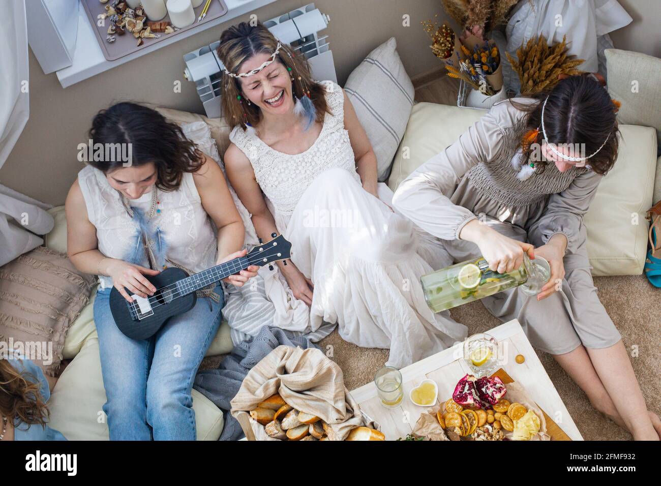 Gruppo di vista superiore di hippie femmina che passa il tempo insieme a. festa di gallina mangiare canto canzone sorridente Foto Stock