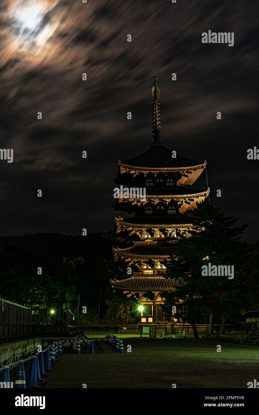 Tempio Kofuku-ji pagoda di notte, Nara, Giappone. Patrimonio dell'umanità dell'UNESCO. Foto Stock