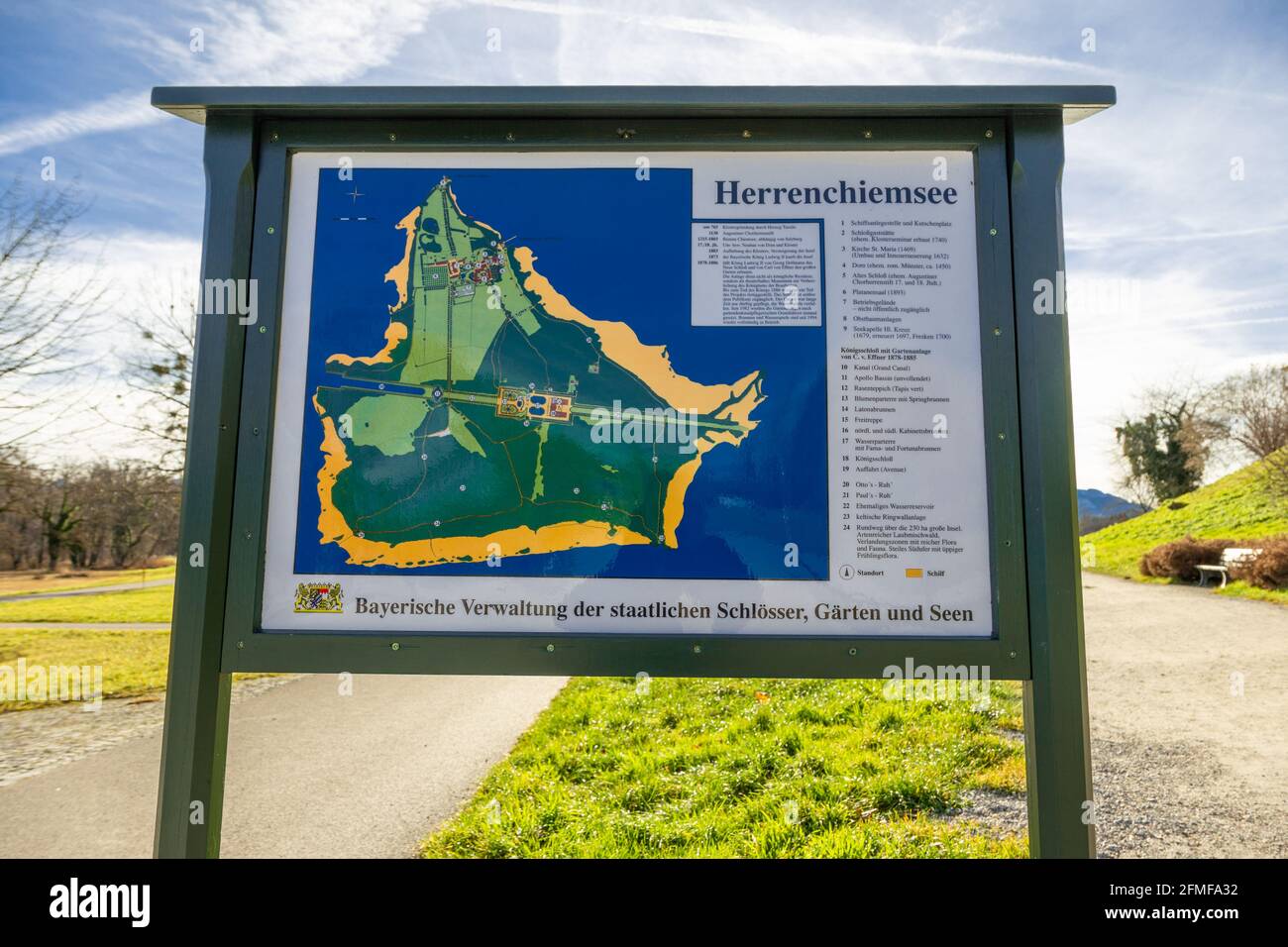 Frauenchimsee, Germania - 15 Dicembre 2021 - Mappa dell'isola di Frauenchimsee in bacheca, mostra la posizione del Palazzo Herrenchiemsee Foto Stock