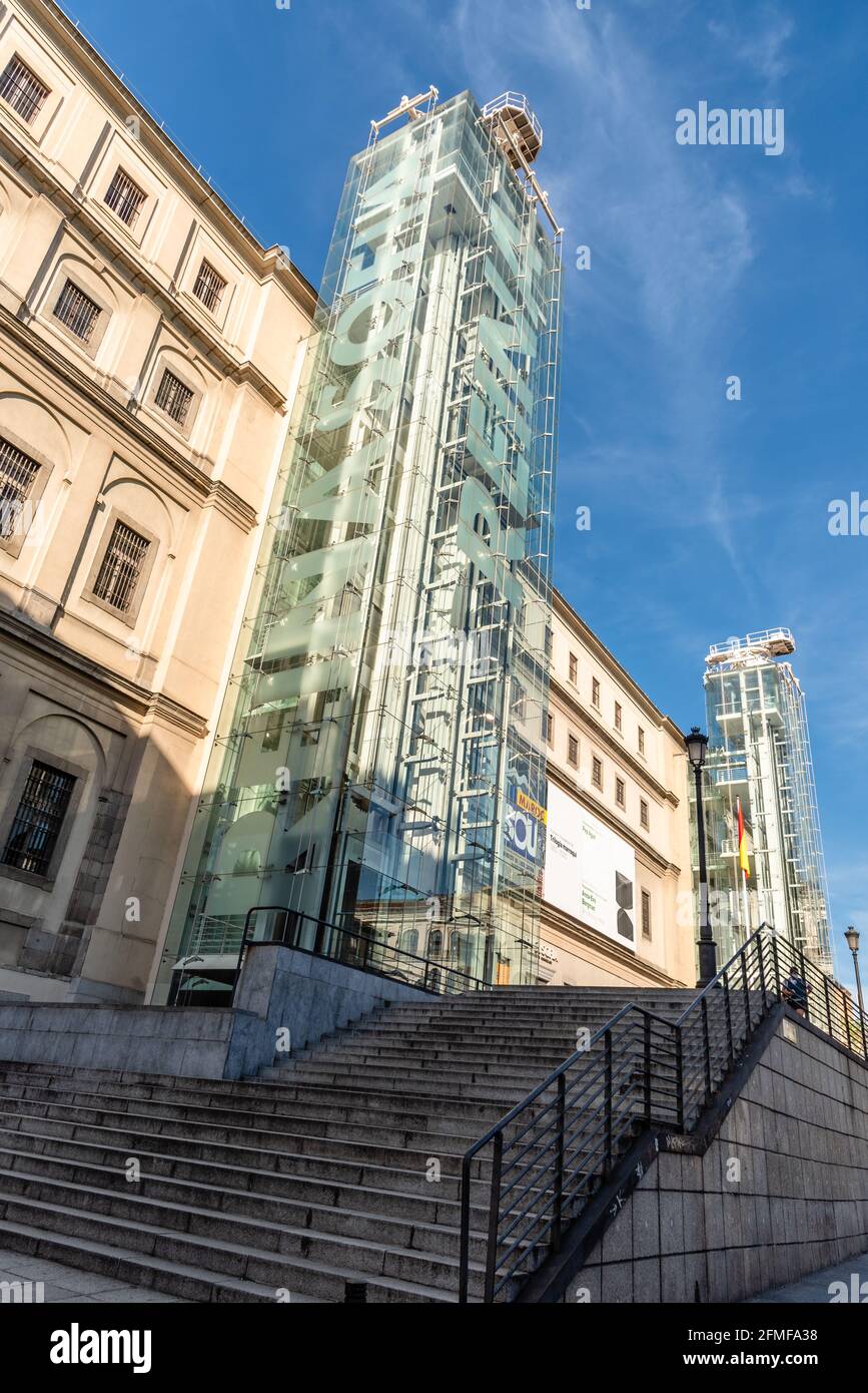 Madrid, Spagna - 8 maggio 2021: Museo Reina Sofia nel centro di Madrid. E' uno dei musei più visitati di Madrid con una delle collezioni più belle Foto Stock