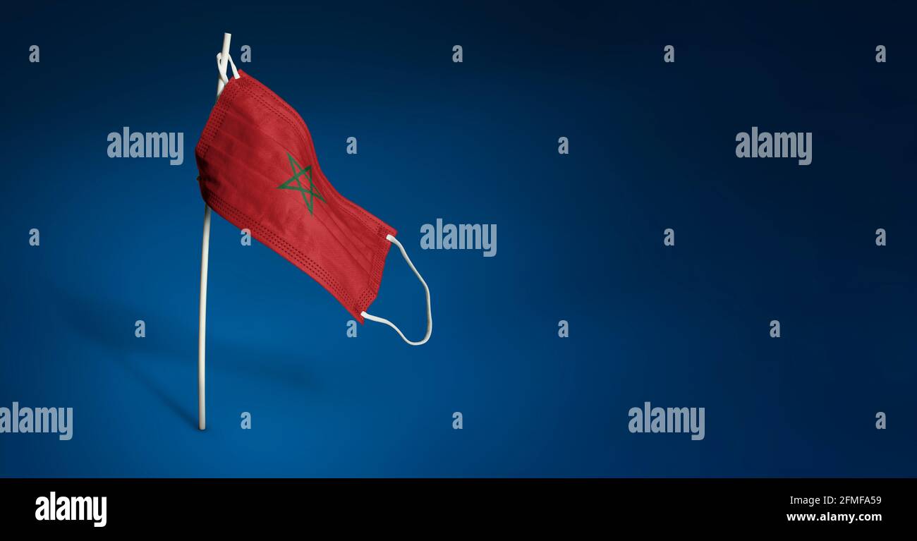Maschera Marocco su sfondo blu scuro. Bandiera ondulata del Marocco dipinta su maschera medica sul palo. Flag di attacco del virus. Concetto del banner della Fight ag Foto Stock