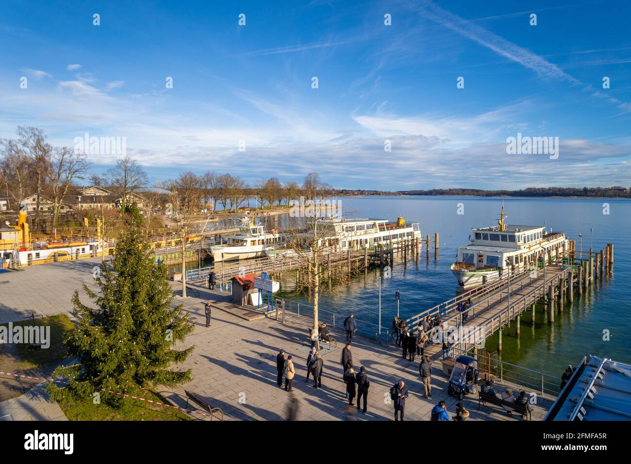 Prien am Chiemsee, Germania - 15 dicembre 2019 - i turisti aspettano la loro barca charter per visitare il Palazzo Herrenchiemsee sull'isola di Frauenchimsee a Chi Foto Stock