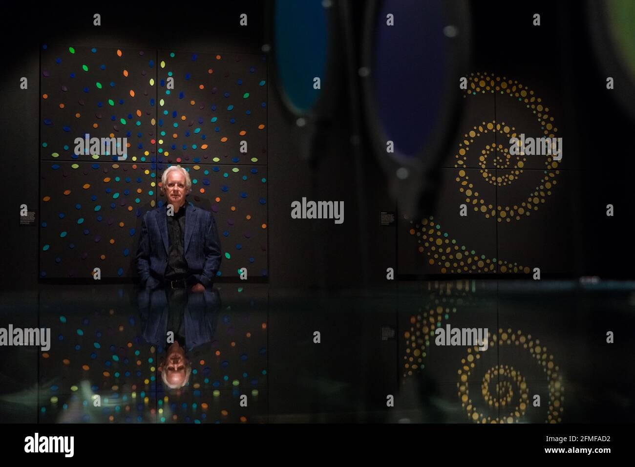 I CONTENUTI SONO SOGGETTI A EMBARGO FINO ALLE ORE 00.01 DI LUNEDÌ 10 MAGGIO 2021. Kew Gardens, Richmond, Regno Unito. 6 maggio 2021. L'artista Andrew Parker si trova accanto ad alcune delle sue opere presenti nella nuova mostra contemporanea "Naturally Brilliant Color" presso la Shirley Sherwood Gallery of Botanical Art, Kew Gardens. La spettacolare mostra che mostra pure Structural Color - trae ispirazione dal mondo naturale per produrre in modo sintetico qualsiasi parte di colore nella sua forma più vivace. La mostra ‘Sparte di "Mummer at Kew" da lunedì 17 maggio a domenica 26 settembre 2021. Amanda Rose/Alamy Live News Foto Stock