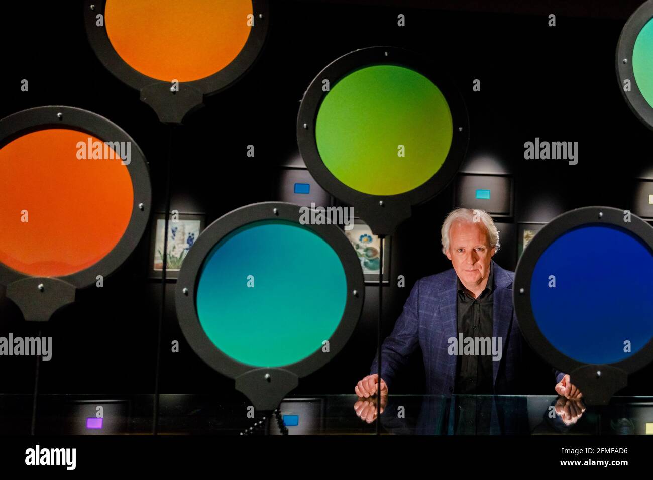 I CONTENUTI SONO SOGGETTI A EMBARGO FINO ALLE ORE 00.01 DI LUNEDÌ 10 MAGGIO 2021. Kew Gardens, Richmond, Regno Unito. 6 maggio 2021. L'artista Andrew Parker si trova accanto ad alcune delle sue opere presenti nella nuova mostra contemporanea "Naturally Brilliant Color" presso la Shirley Sherwood Gallery of Botanical Art, Kew Gardens. La spettacolare mostra che mostra pure Structural Color - trae ispirazione dal mondo naturale per produrre in modo sintetico qualsiasi parte di colore nella sua forma più vivace. La mostra ‘Sparte di "Mummer at Kew" da lunedì 17 maggio a domenica 26 settembre 2021. Amanda Rose/Alamy Live News Foto Stock