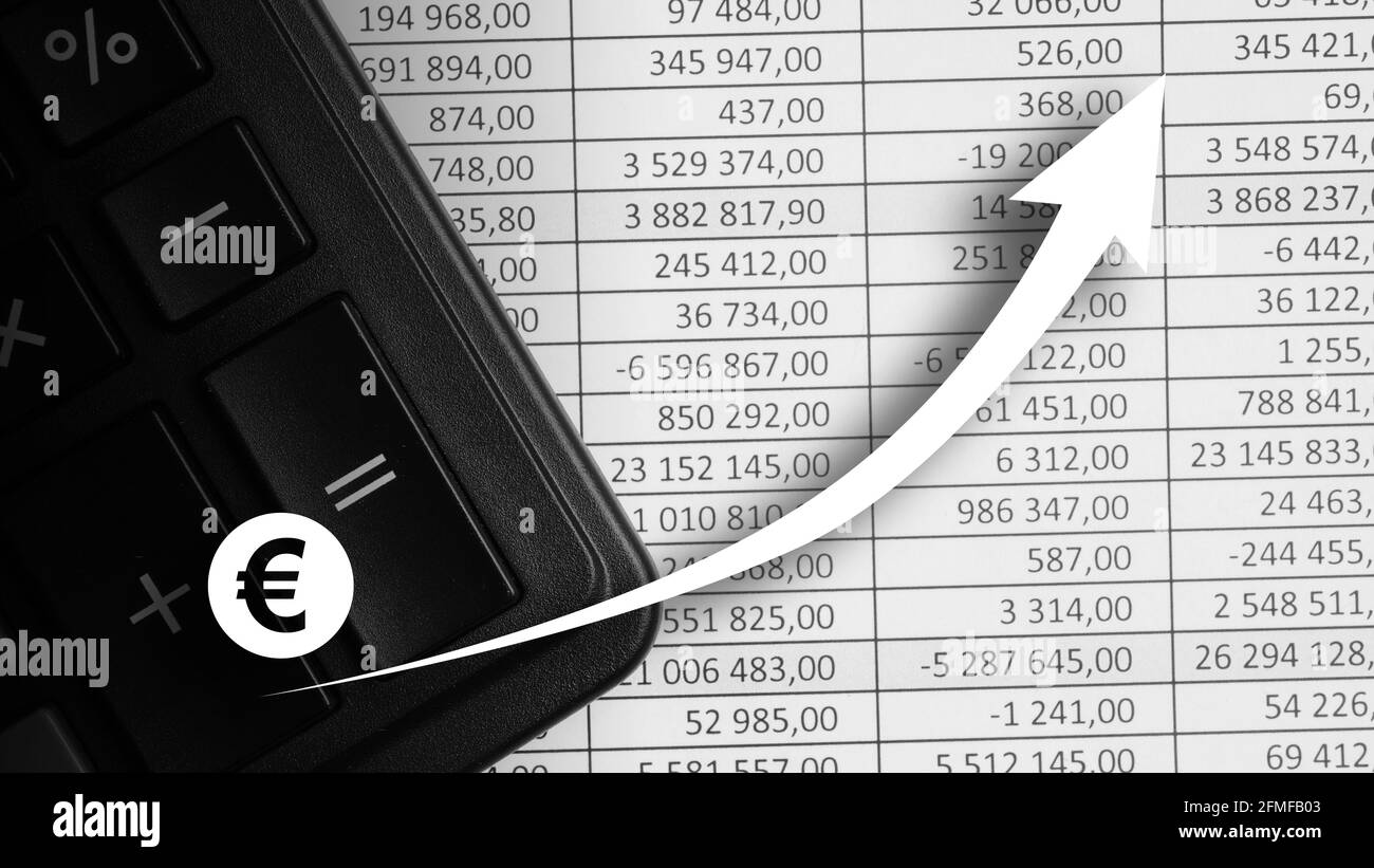 Concetto di crescita del tasso di cambio dell'euro con freccia su e sfondo della calcolatrice. Foto Stock