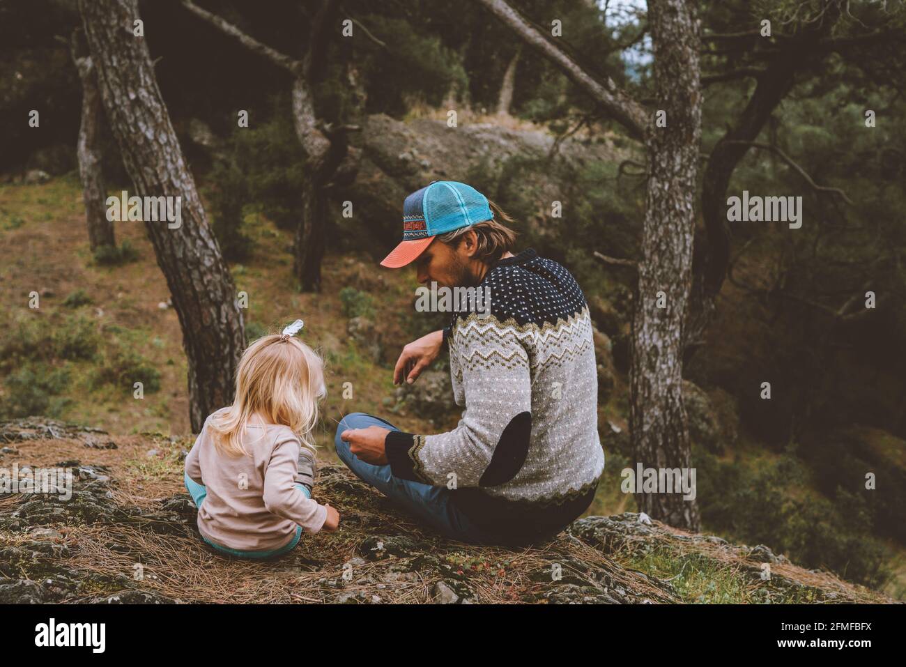 Famiglia padre e figlia bambino a piedi in campeggio viaggio foresta vacanza estiva all'aperto Foto Stock