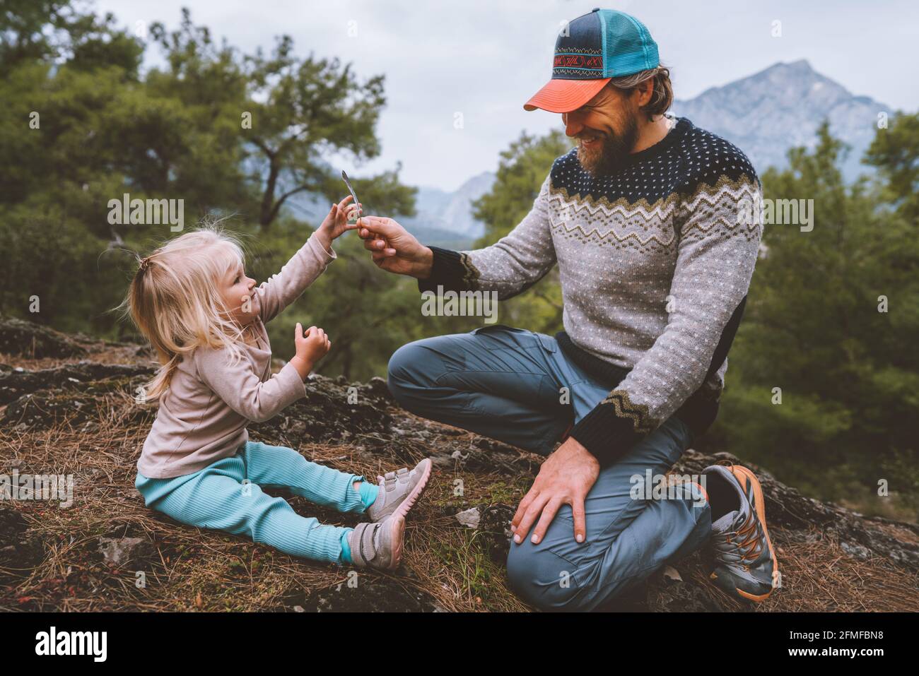 Padre e figlia bambini che giocano all'aperto in famiglia di viaggio nella foresta lifestyle vacanze estive emozioni felici Foto Stock