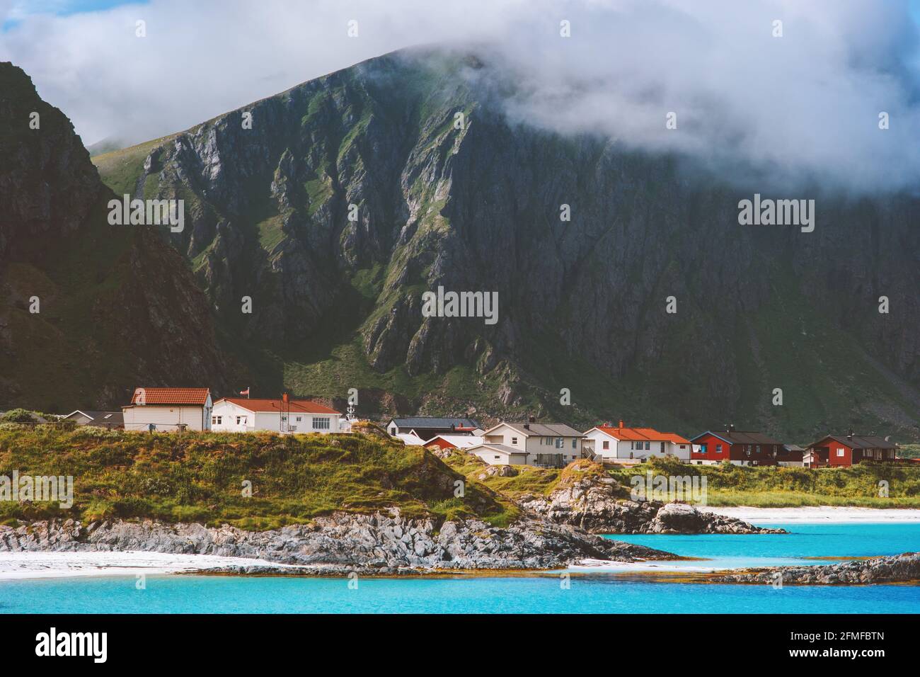 Montagne e oceano costa città di Andenes in Norvegia paesaggio estate Destinazioni di viaggio natura scenario Vesteralen isole Foto Stock