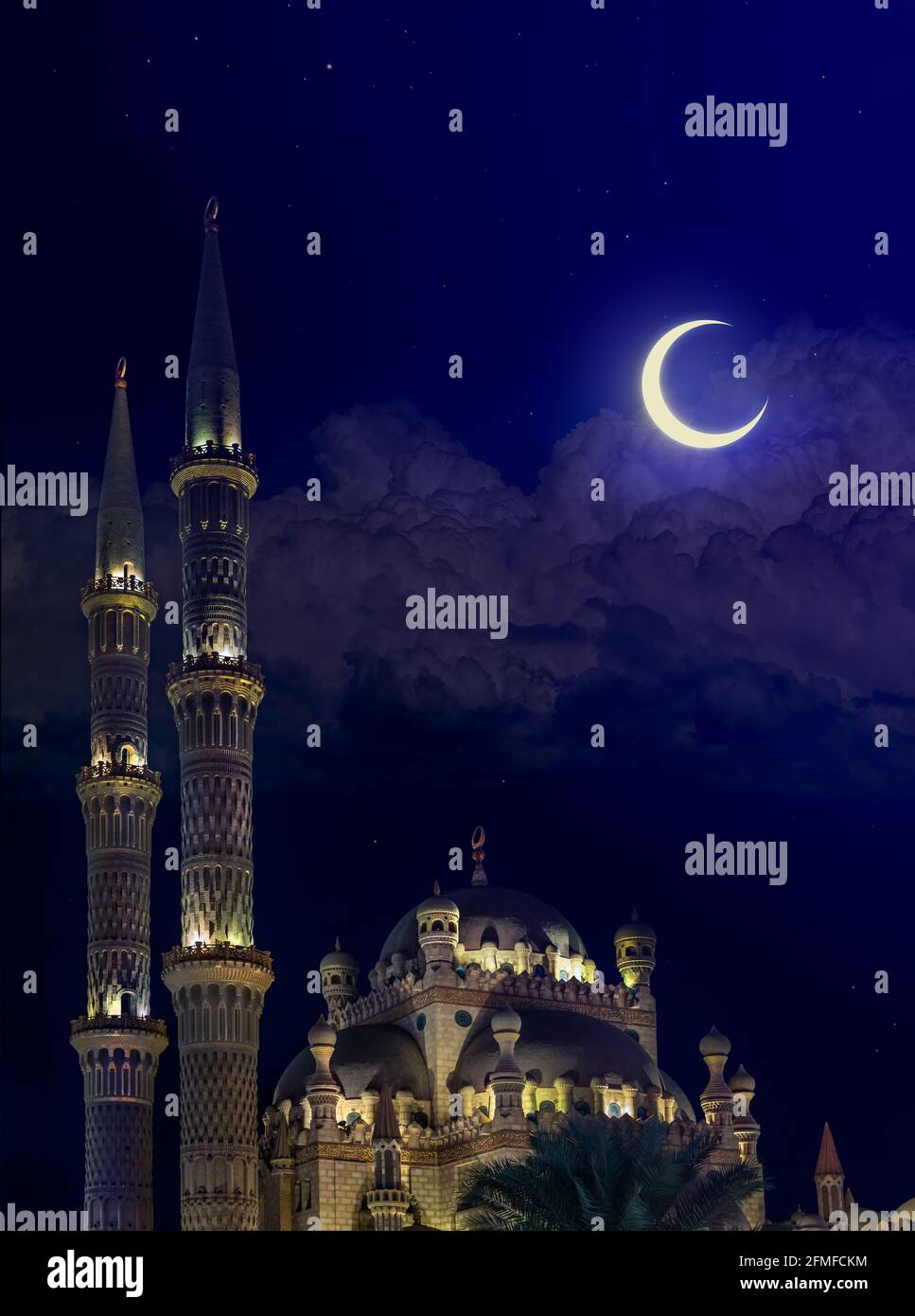 Moschea al-Sahaba di notte con una luna in una città vecchia di Sharm el Sheikh, Egitto. Foto Stock