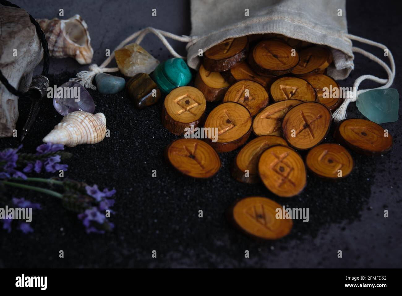 rune di legno fatte in casa su sfondo scuro Foto Stock