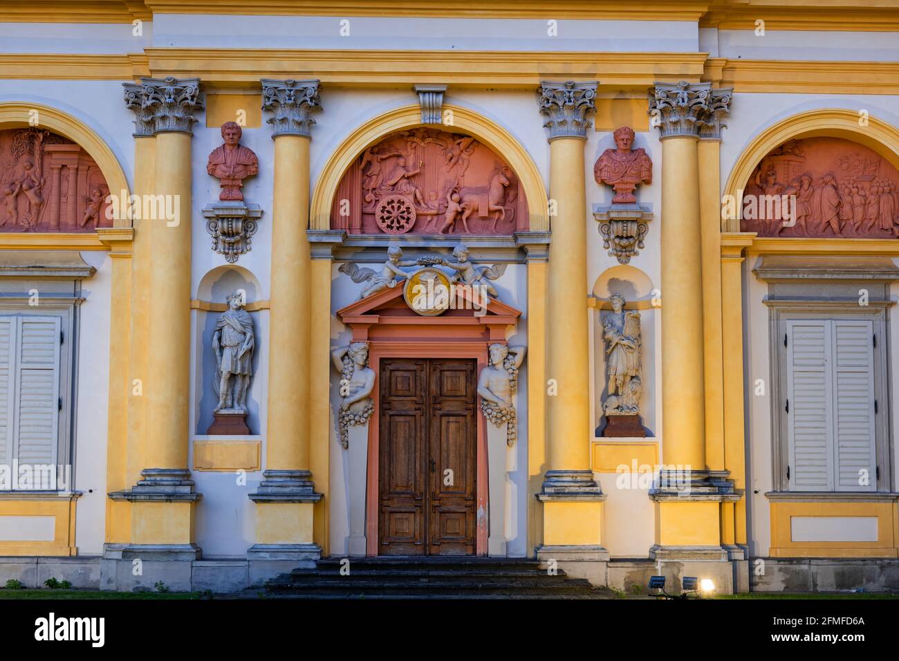 Polonia, Varsavia, Wilanow Palace facciata laterale meridionale con re Jan III Sobieski Triumph bassorilievo arco trionfale. Foto Stock