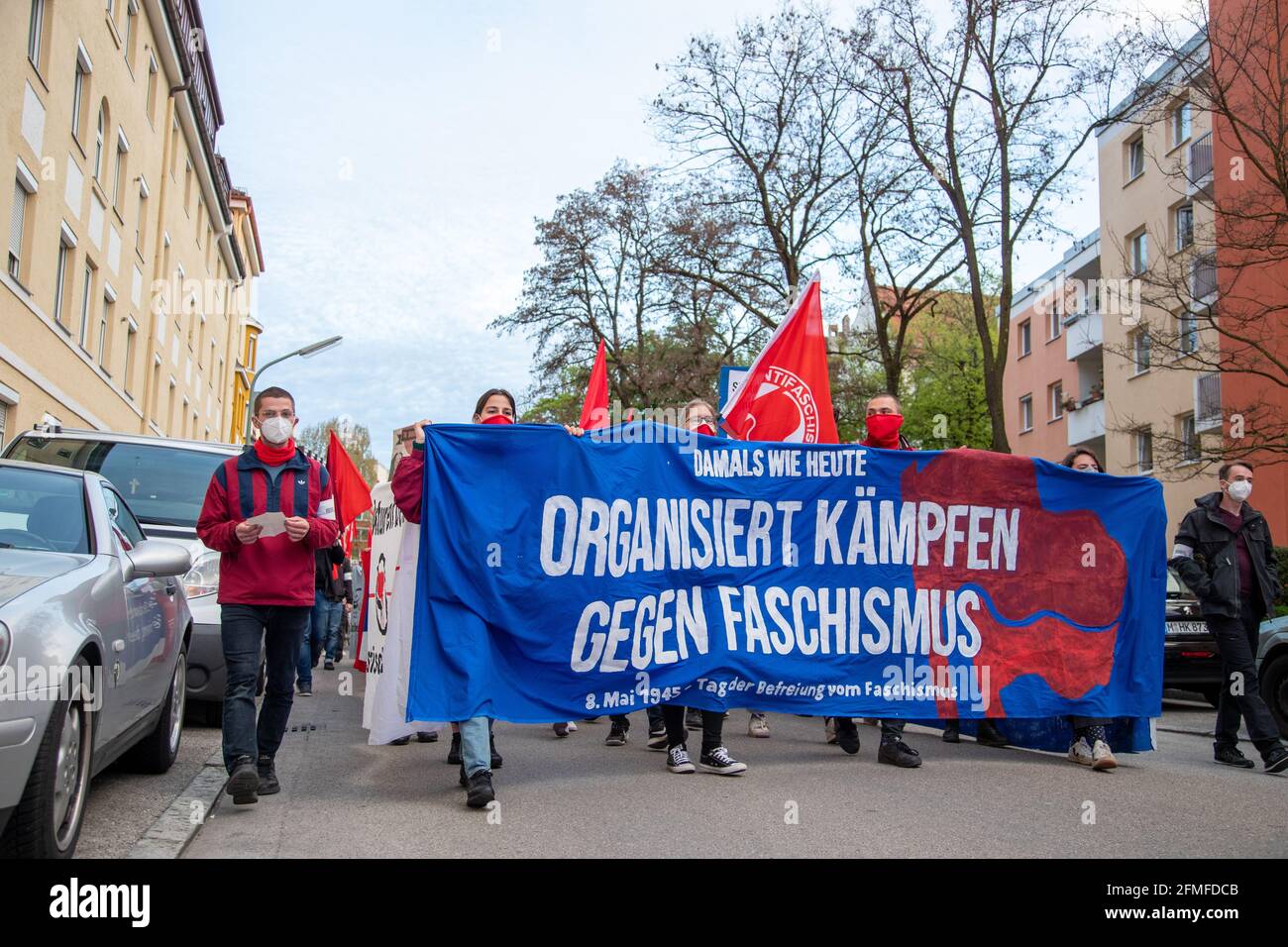 Circa 300 Menschen versammelten sich am 8. Maggio 2021 a München, dem 76. Jahrestag der Befreiung Deutschlands vom Nationalsozialimus und dem Kriegsende. Sie demonstrierten gegen rechtsExtreme Strukturen in den Sicherheitsbehörden, die AFD und Querdenken. * 300 persone si sono riunite per una manifestazione l'8 maggio 2021, il 76° anniversario della liberazione della Germania dal fascismo e dalla fine della seconda guerra mondiale Hanno protestato contro le strutture di estrema destra dell'esercito e della polizia tedeschi, dell'AFD e dei pensatori laterali. (Foto di Alexander Pohl/Sipa USA) Credit: Sipa USA/Alamy Live News Foto Stock