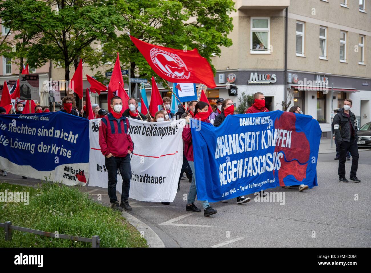 Circa 300 Menschen versammelten sich am 8. Maggio 2021 a München, dem 76. Jahrestag der Befreiung Deutschlands vom Nationalsozialimus und dem Kriegsende. Sie demonstrierten gegen rechtsExtreme Strukturen in den Sicherheitsbehörden, die AFD und Querdenken. * 300 persone si sono riunite per una manifestazione l'8 maggio 2021, il 76° anniversario della liberazione della Germania dal fascismo e dalla fine della seconda guerra mondiale Hanno protestato contro le strutture di estrema destra dell'esercito e della polizia tedeschi, dell'AFD e dei pensatori laterali. (Foto di Alexander Pohl/Sipa USA) Credit: Sipa USA/Alamy Live News Foto Stock