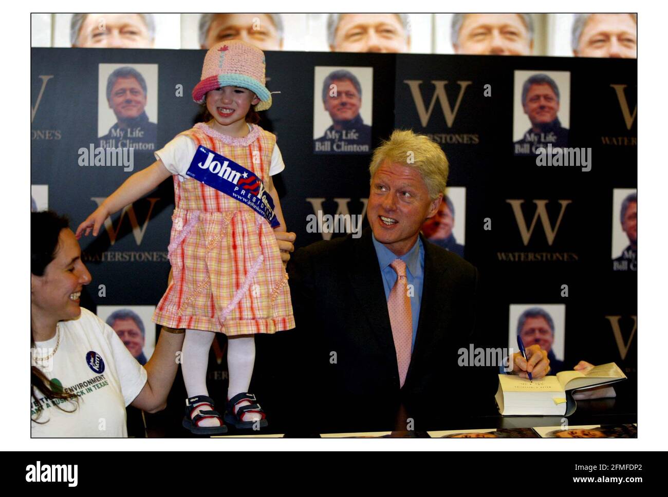 Bill Clinton Libro firma a Waterstones a Londra con Chelsea Tabachnic (controllare il cognome in copia) E sua madre Margo Miller, pic David Sandison 12/7/2004 Foto Stock