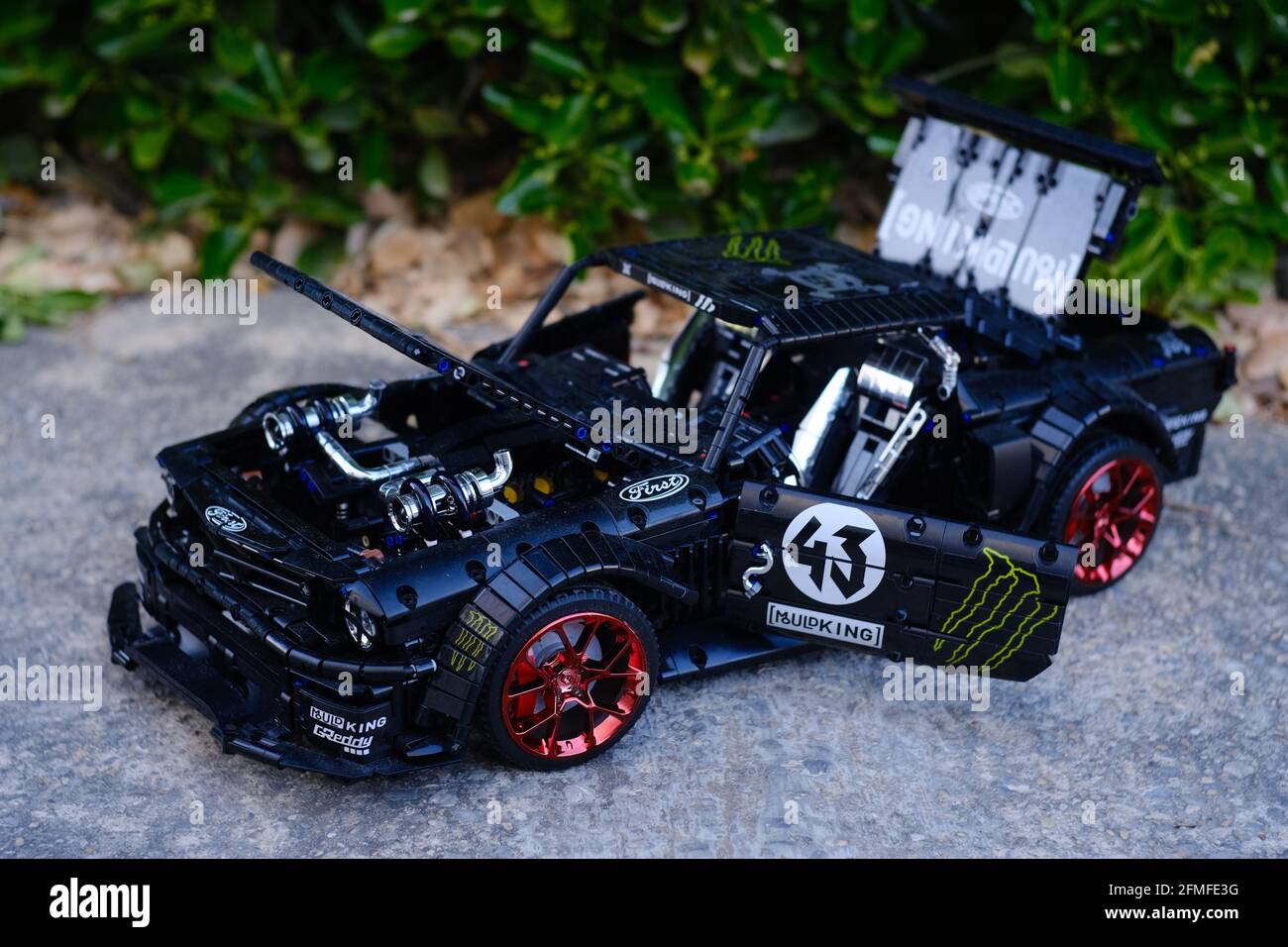 Bianco e nero Moldking Ford Mustang Hoonicorn Lego Set Foto stock - Alamy