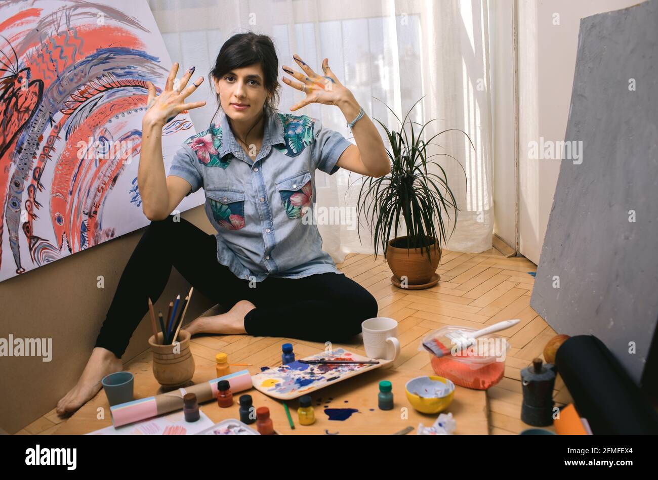 Ritratto di artista femminile in studio. Attività creativa e concetto di ispirazione. Concetto di persone di talento. Foto Stock