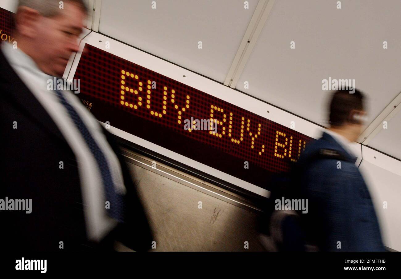 PRE-BUDGET DAY.A POSTER IN SOTTERRANEO 27 NOVEMBRE 2001 FOTO ANDY PARADISE Foto Stock