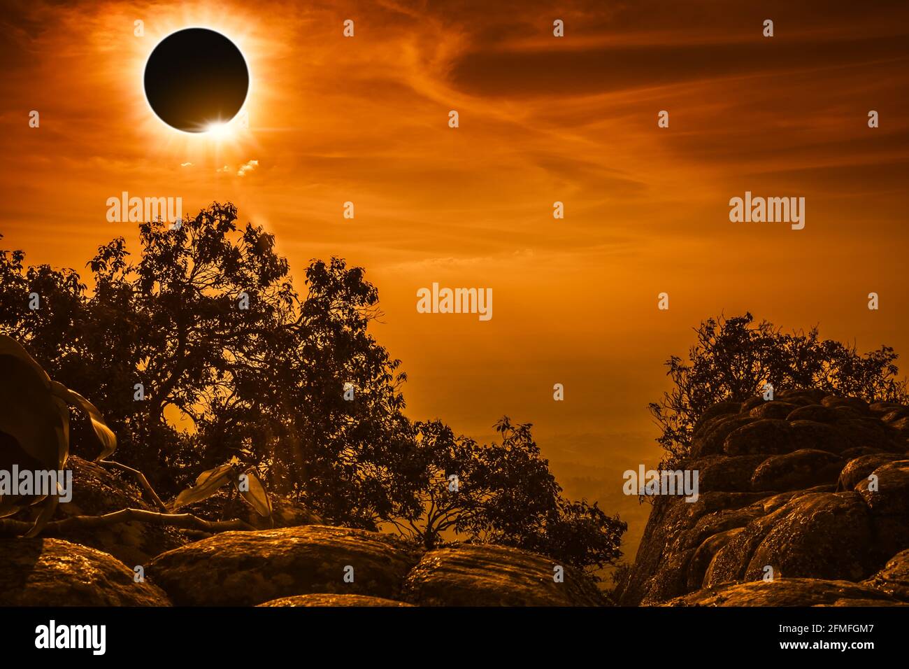 Incredibile fenomeno scientifico naturale. Eclissi solare totale con effetto anello di diamante che brilla sul cielo e nuvoloso sopra il punto di vista sulla cima della montagna, Foto Stock