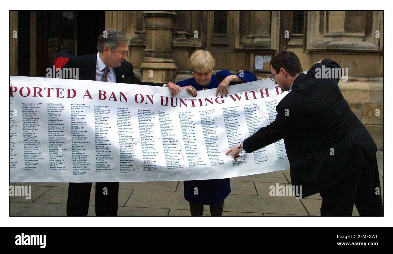 Il nome Tony Blairs è indicato a Anne Widdeffe e Tony Banks durante il lancio di una campagna anti-caccia. pic David Sandison 14/1/2002 Foto Stock