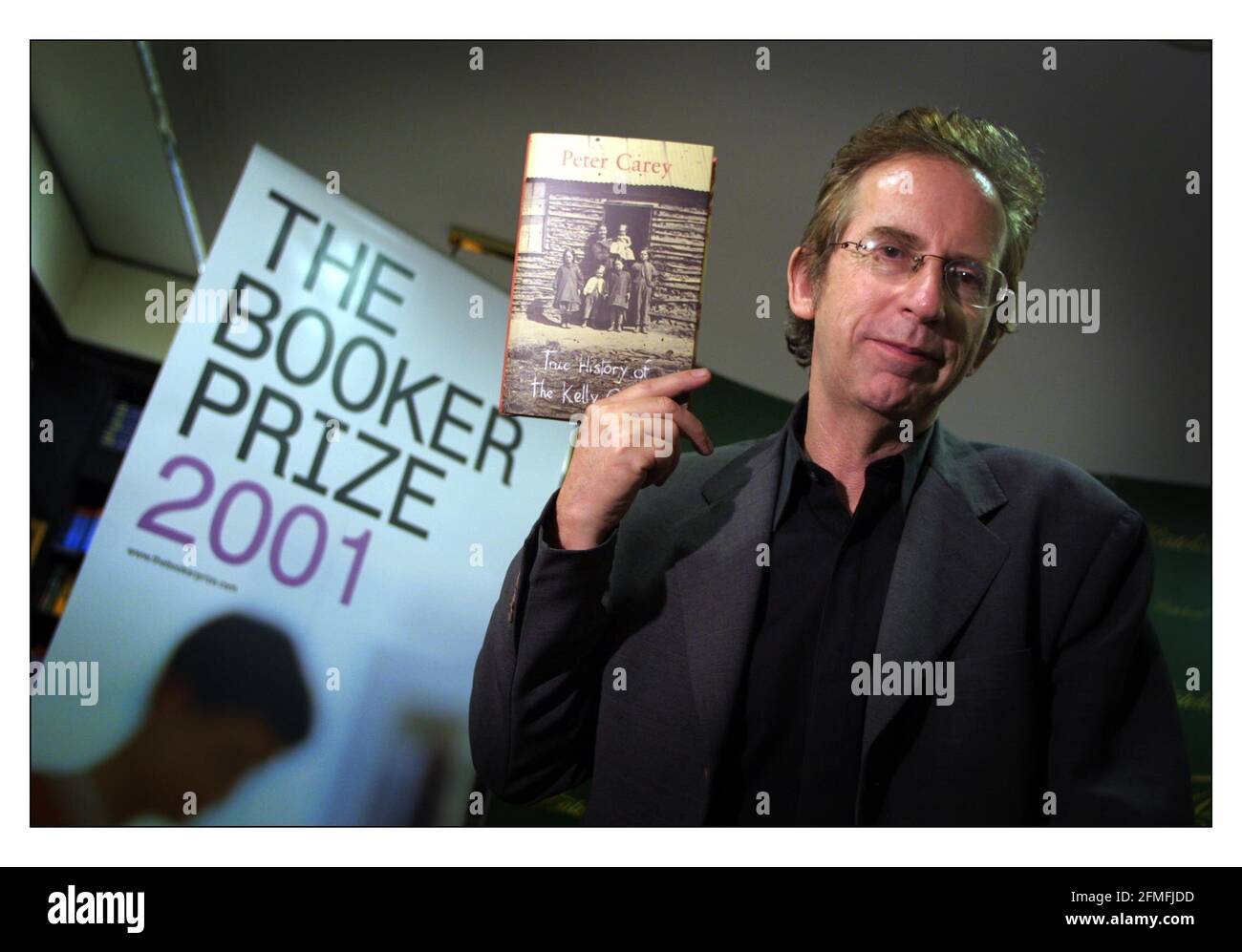 Premio Booker ...... Peter Careyone di quattro dei sei candidati al Premio Booker 2001 fotografati alla libreria Hatchards di Londra. Non alla fotocarea Ian McEwan e David Mitchell.pic David Sandison 16/10/2001 Foto Stock