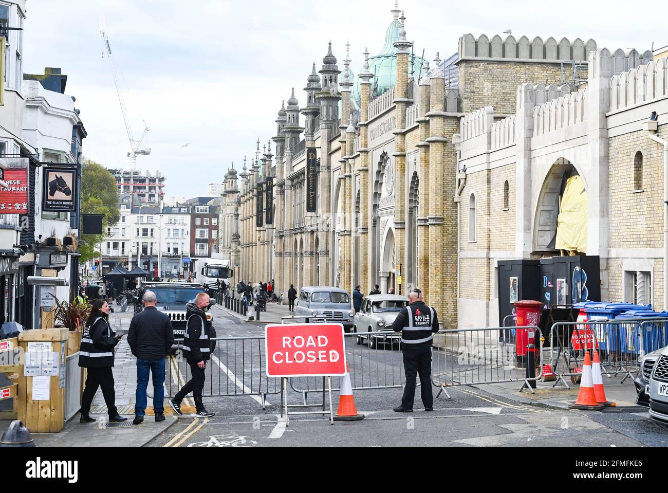 Brighton UK 9 maggio 2021 - le strade intorno al Duomo di Brighton sono chiuse questa mattina durante le riprese di 'My policeman'. Il film con Harry Styles ed Emma Corrin è ambientato negli anni '50 e viene girato in giro per la città in varie posizioni durante la coppia successiva Settimane : Credit Simon Dack / Alamy Live News Foto Stock