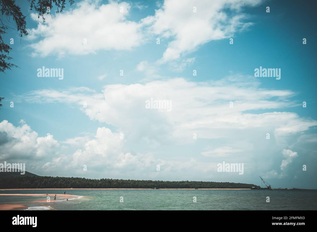 Bellissimo paesaggio di spiaggia pulito e cielo blu con nuvoloso sul mare. Serenità natura sfondo. All'aperto durante il giorno con luce solare durante il giorno d'estate Foto Stock