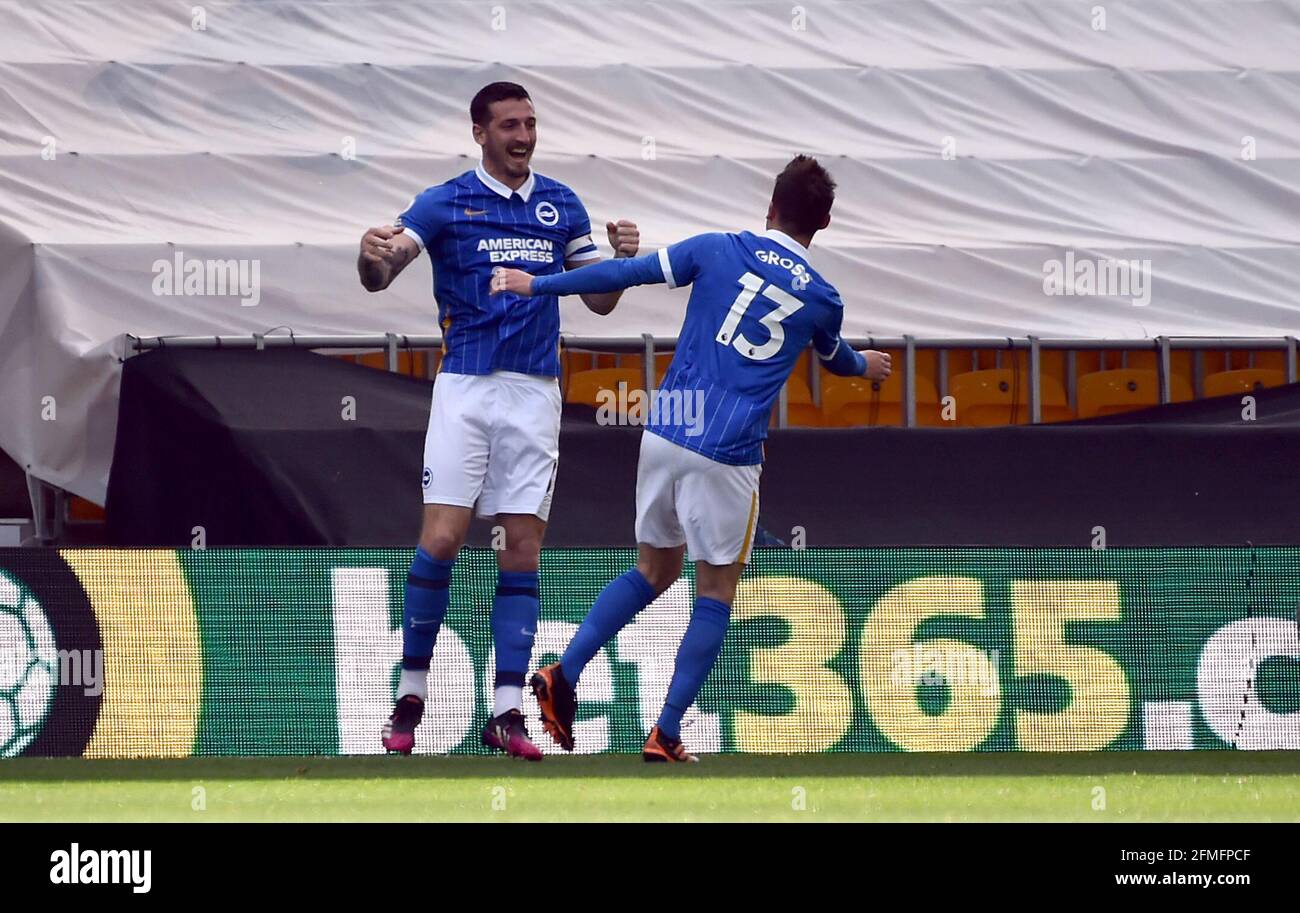 Lewis Dunk di Brighton e Hove Albion festeggia il primo gol della partita con il compagno di squadra Pascal Gross (a destra) durante la partita della Premier League al Molineux Stadium di Wolverhampton. Data immagine: Domenica 9 maggio 2021. Foto Stock