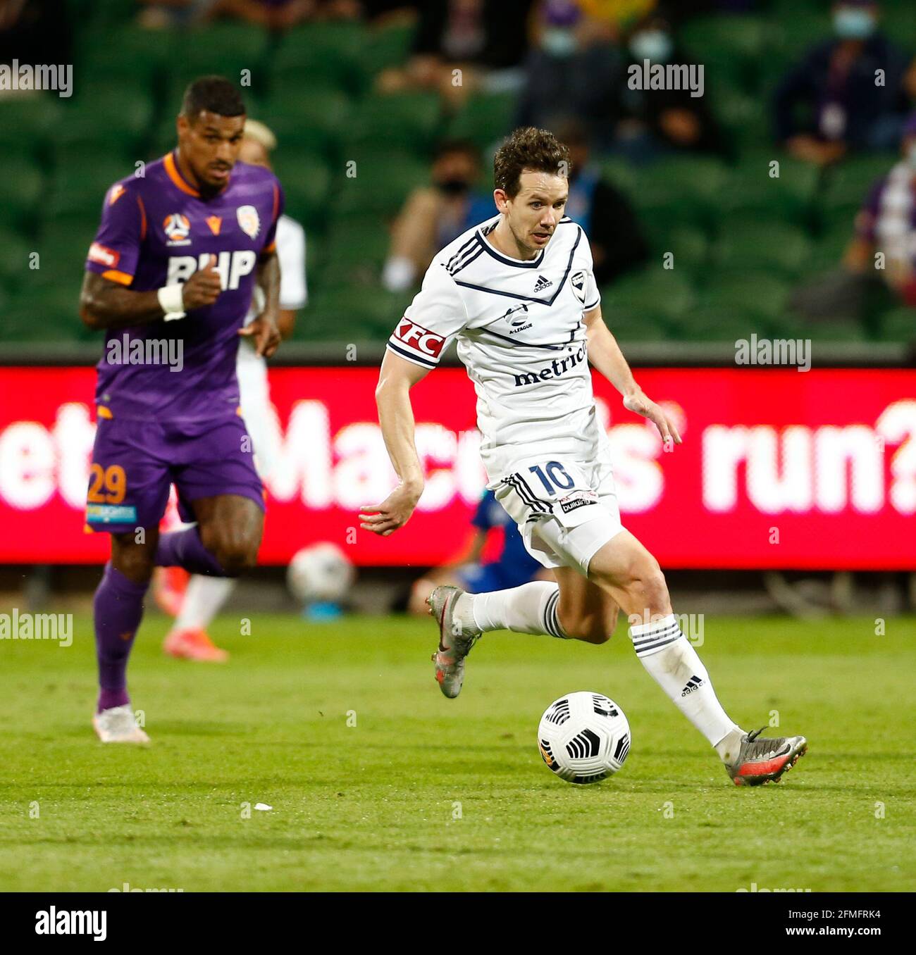 Perth, Australia Occidentale. 9 maggio 2021; HBF Park, Perth, Australia Occidentale, Australia; A League Football, Perth Glory contro Melbourne Victory; Robbie Kruse della Melbourne Victory fa una pausa oltre Darryl Lachman di Perth prima di sparare e segnare nel 79 ° minuto per 2-1 Credit: Action Plus Sports Images/Alamy Live News Foto Stock