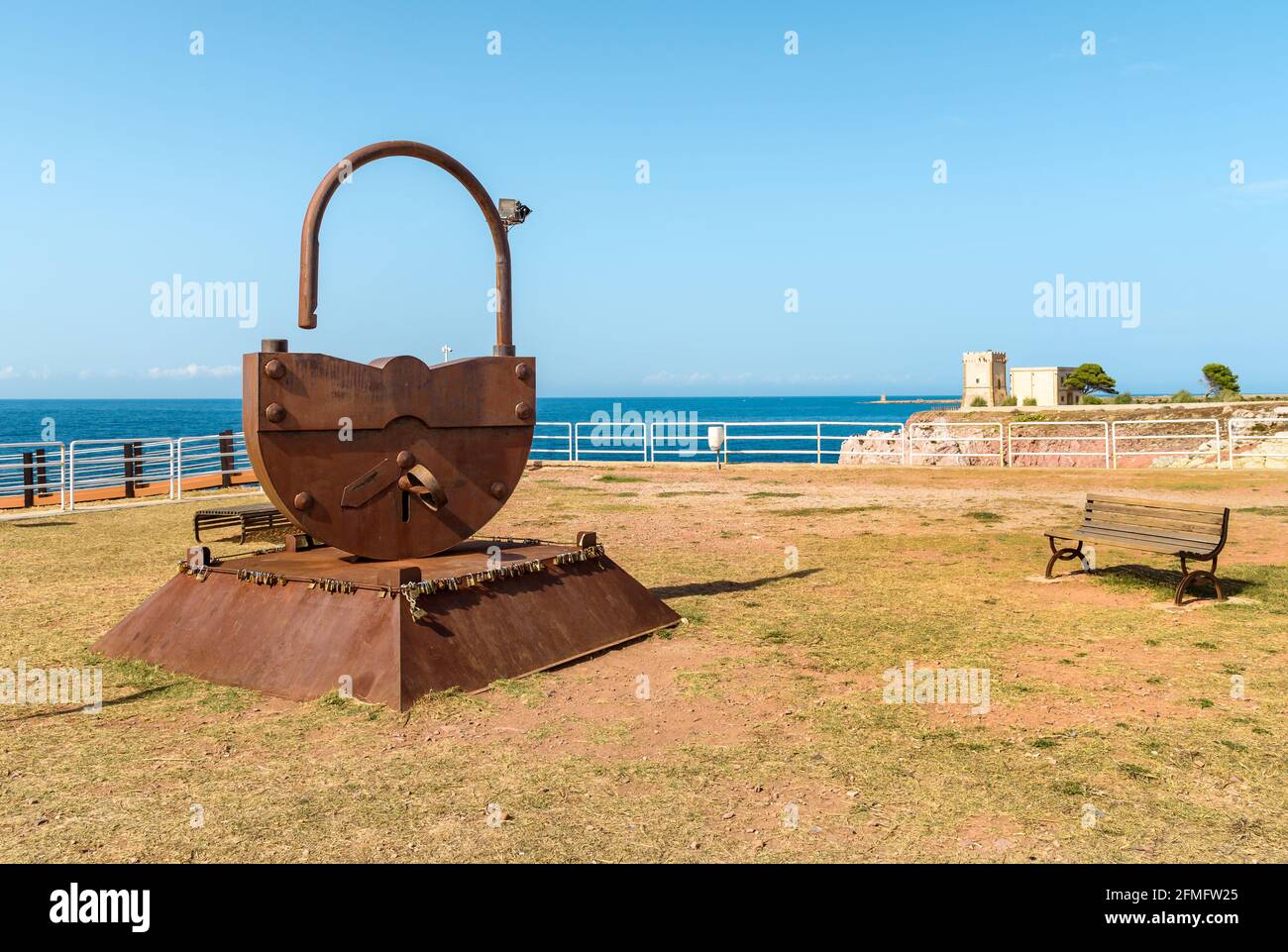 Lungomare di Terrasini con installazione artistica Padlock, provincia di Palermo, Sicilia, Italia Foto Stock