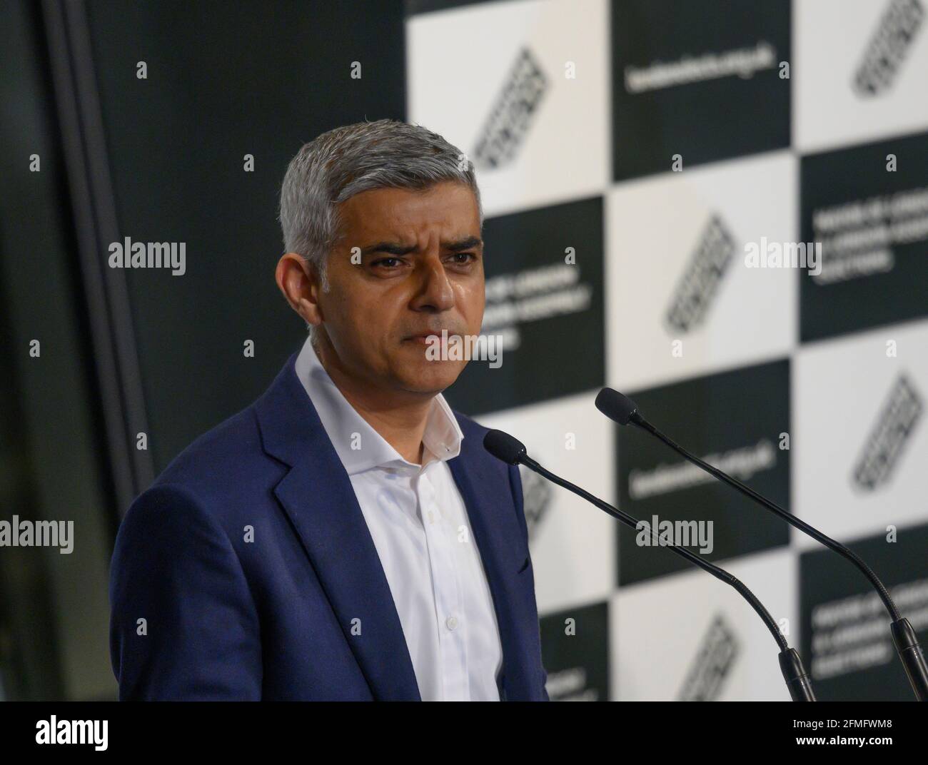 City Hall, Queen’s Walk, Londra, Regno Unito. 8 maggio 2021. Discorso di accettazione di Sadiq Khan (Labour) come Sindaco di Londra in tarda serata al Municipio. Credito: Malcolm Park/Alamy Foto Stock