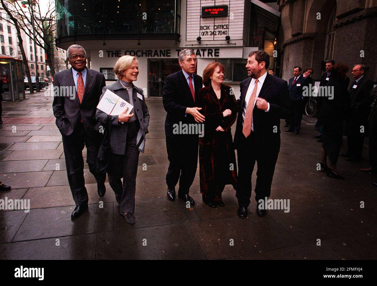 Premio Philip Lawrence Dicembre 1998 (l a r) Trevor McDonald Princess Michael Jack Straw, Frances Lawrence e David Blunkett arrivano ai premi Philip Lawrence: Sono trascorsi 3 anni dall'assassinio di lawrence Foto Stock