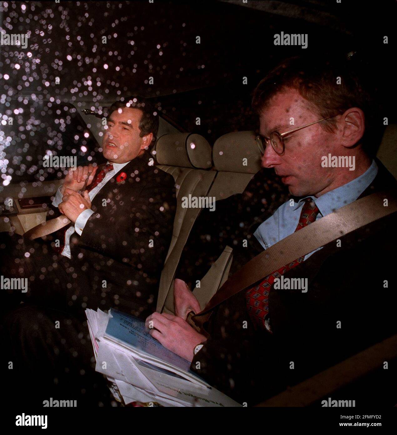 Gordon Brown MP Cancelliere dello scacchiere novembre 1998 in partenza Il Treasury Building Westminster nella sua auto fuori dal suo ufficio - sul suo cammino per rivolgergli alla Camera dei Comuni con il suo preventivo Foto Stock