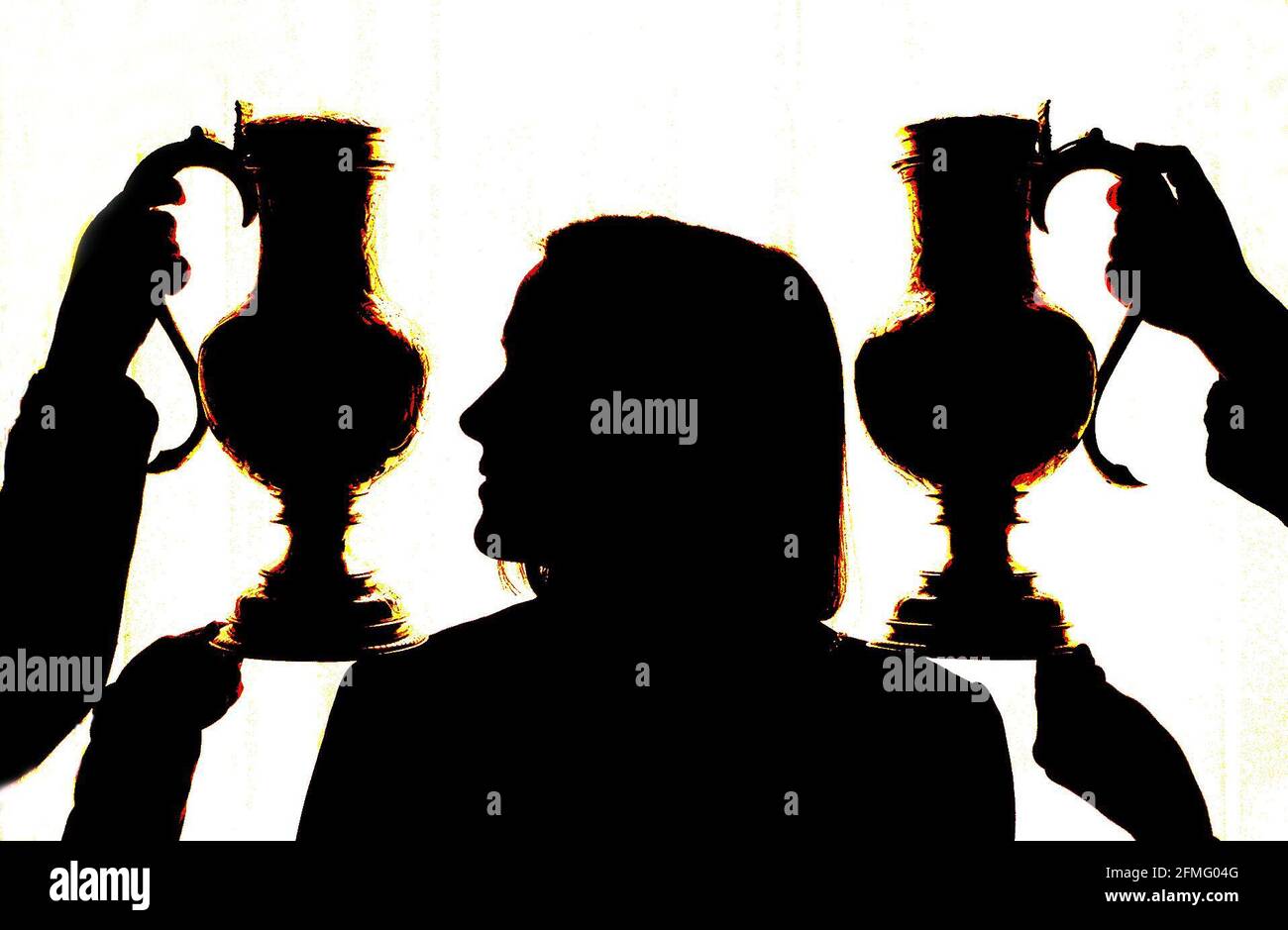 Lady Jane Kaplan, una delle figlie del Conte e Contessa di Rosebery con una coppia di Elisabetta i Silver-gilt Livery Pots, 1602 - stimato a ¿500,000-¿700,000.on Giovedi 11 febbraio, Sotheby's sarà d'aste la dorata d'argento dalla Rothschild e Rosebery Collection, Mentmore. Foto Stock