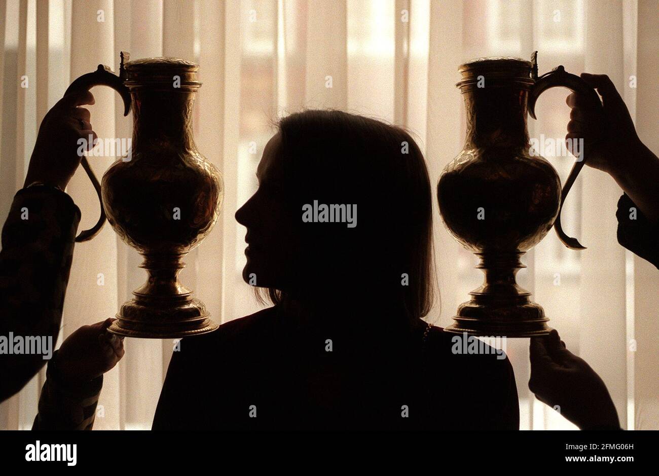 Lady Jane Kaplan, una delle figlie del Conte e Contessa di Rosebery con una coppia di Elisabetta i Silver-gilt Livery Pots, 1602 - stimato a ¿500,000-¿700,000.on Giovedi 11 febbraio, Sotheby's sarà d'aste la dorata d'argento dalla Rothschild e Rosebery Collection, Mentmore. Foto Stock