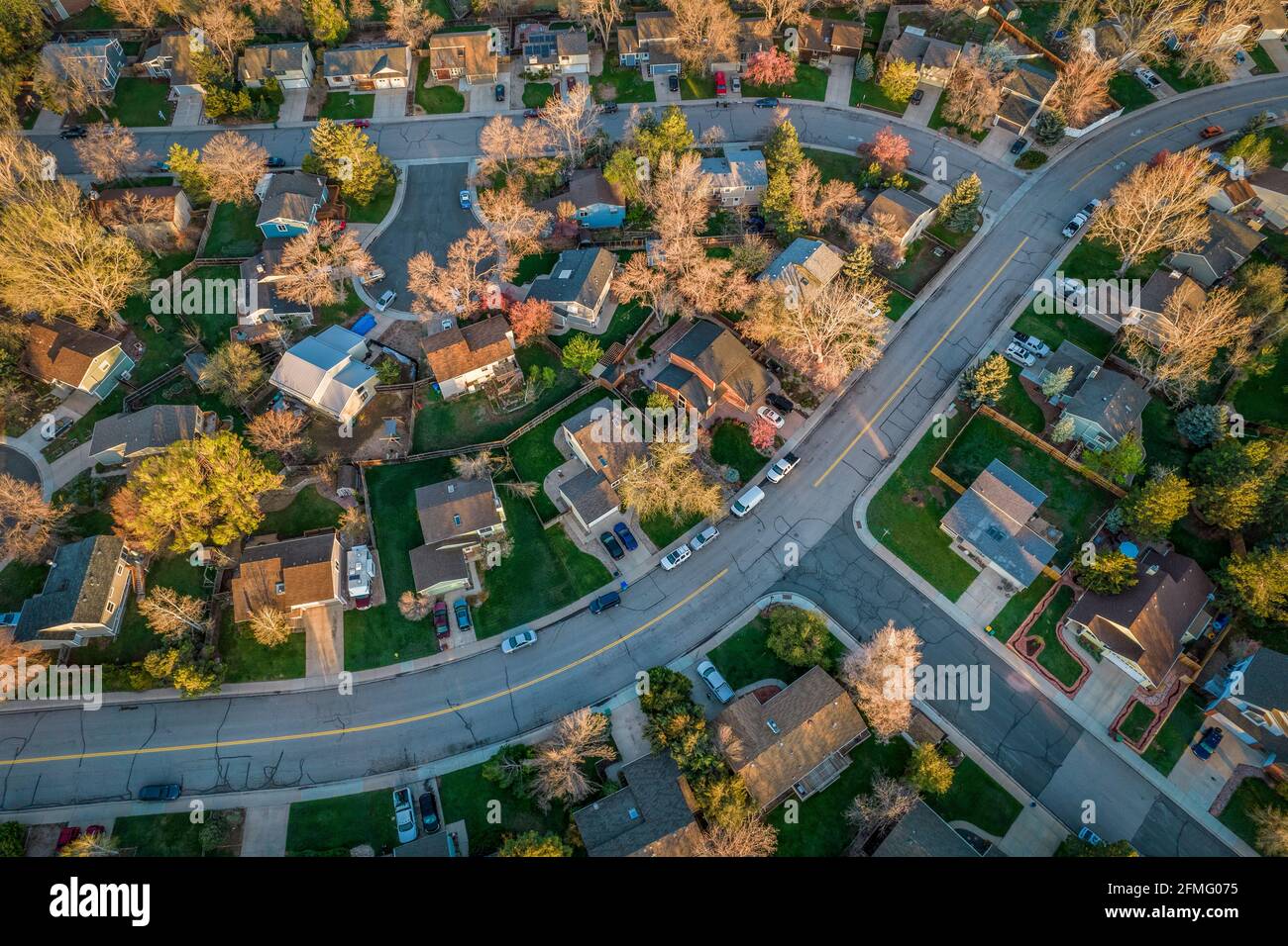 street in una zona residenziale di Fort Collins nel nord Colorado - veduta aerea di mattina presto in primavera Foto Stock