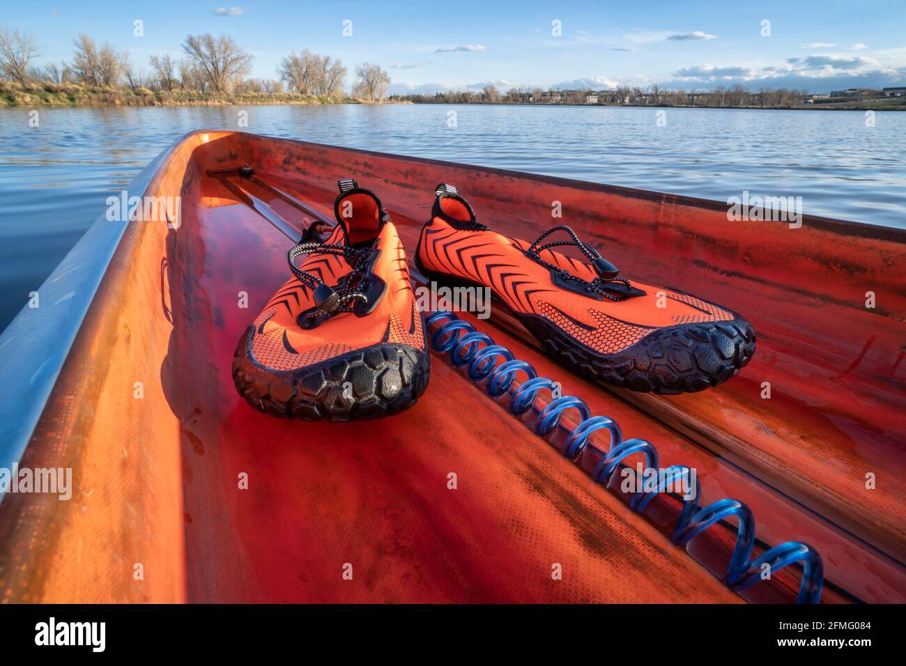 scarpe da ginnastica leggere a basso profilo per kayak e altri sport acquatici su un ponte di una pediera in piedi Foto Stock