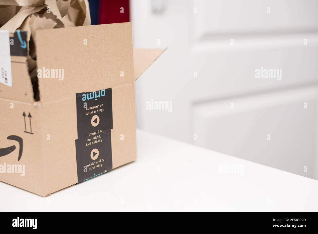 Auchterarder, Scozia - 8 maggio 2021: Apertura del pacchetto Amazon prime Foto Stock