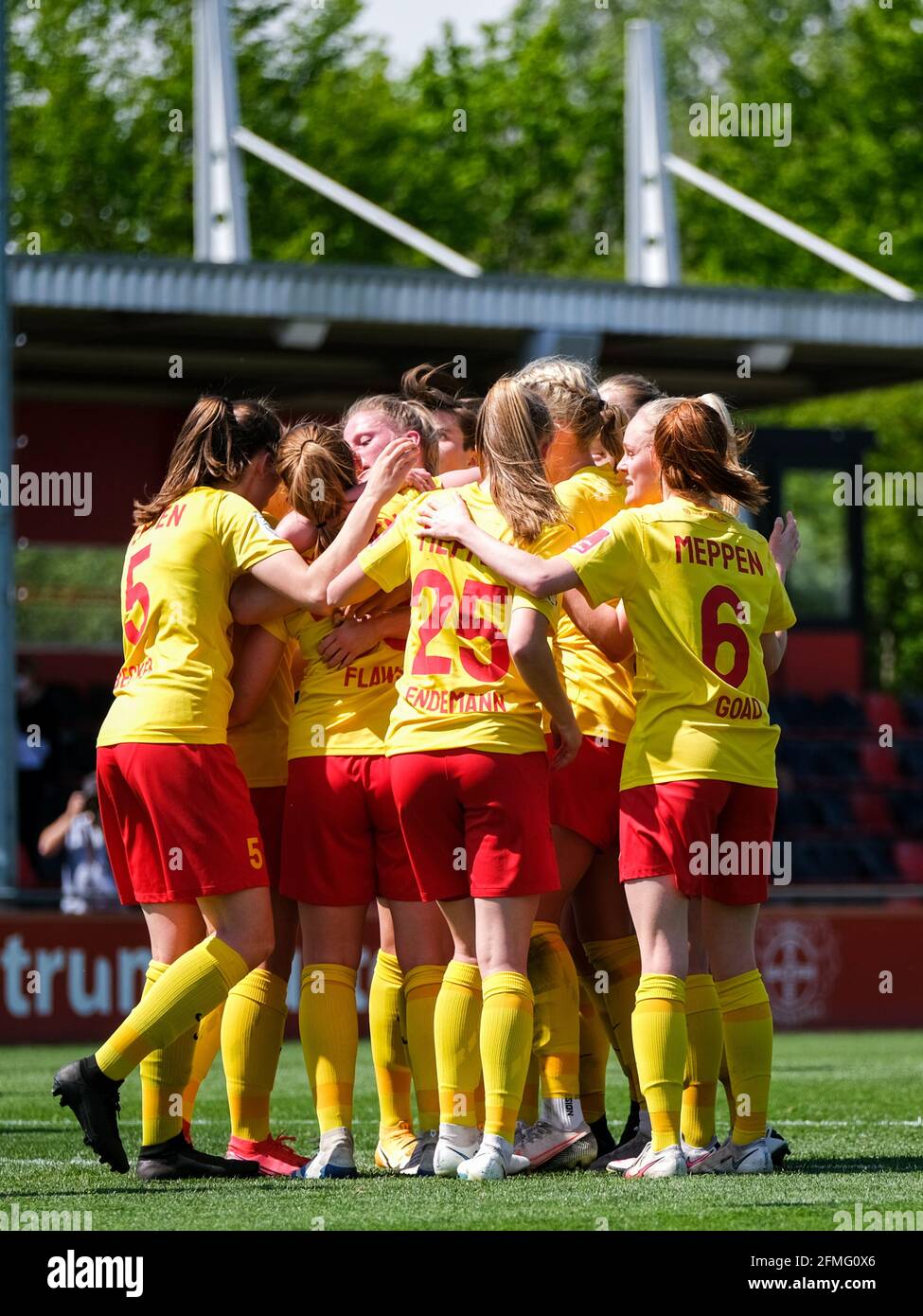 Janelle Faws (33 Sv Meppen) festeggia dopo aver segnato il primo gol della sua squadra con i compagni di squadra durante la partita Frauen Bundesliga tra Bayer 04 Leverkusen e Sv Meppen al Leistungszentrum Kurtekotten a Leverkusen, Germania Foto Stock