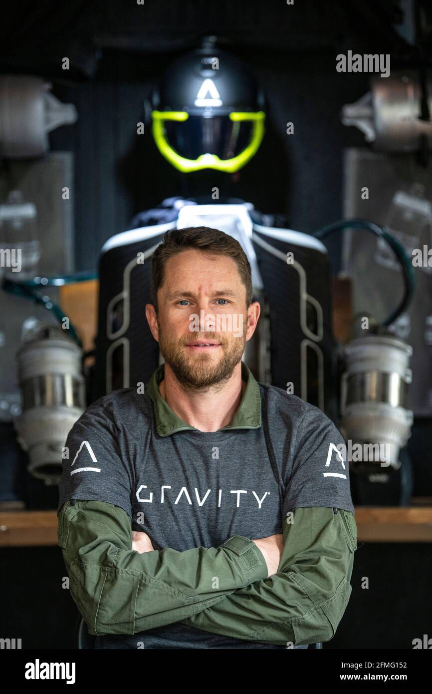 Richard Browning, fondatore di Gravity Industries, inventore di una tuta a jet-powered controllata dal corpo. Raffigurato nel suo laboratorio di casa nel Wiltshire. Foto Stock