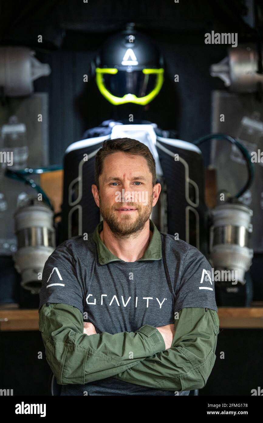 Richard Browning, fondatore di Gravity Industries, inventore di una tuta a jet-powered controllata dal corpo. Raffigurato nel suo laboratorio di casa nel Wiltshire. Foto Stock