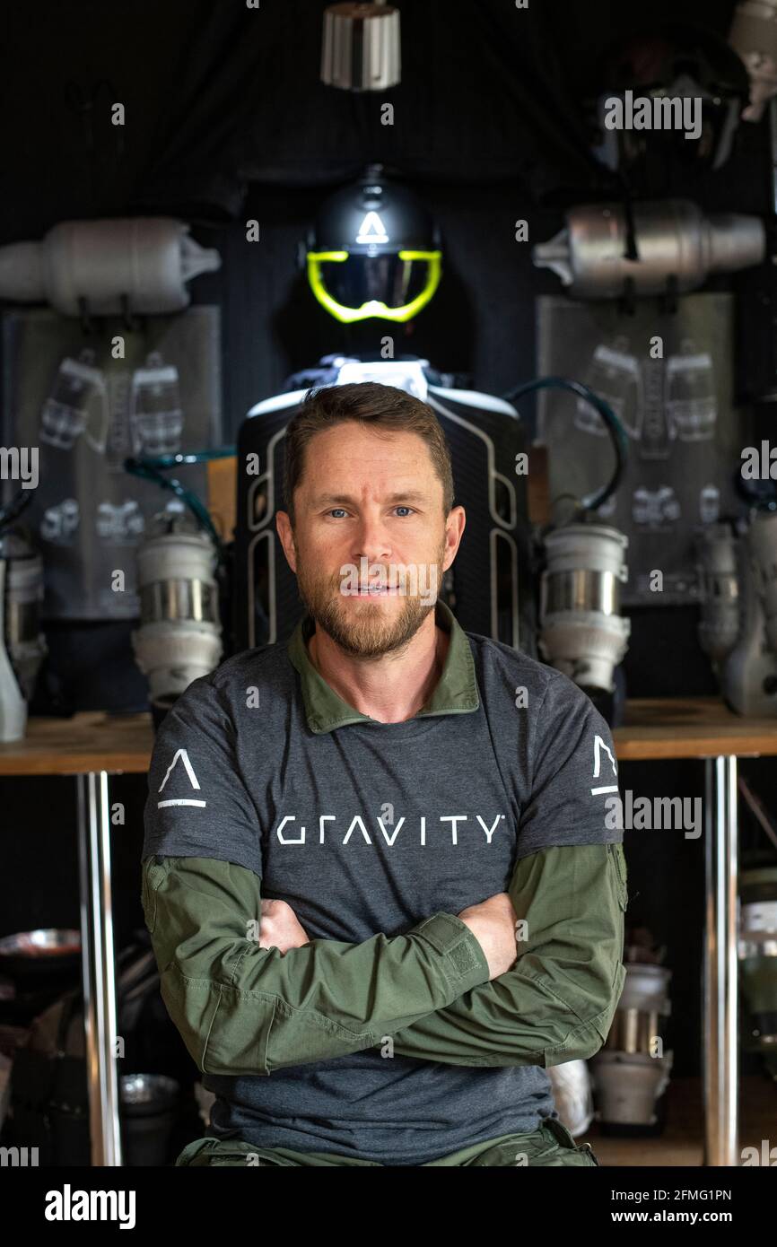 Richard Browning, fondatore di Gravity Industries, inventore di una tuta a jet-powered controllata dal corpo. Raffigurato nel suo laboratorio di casa nel Wiltshire. Foto Stock