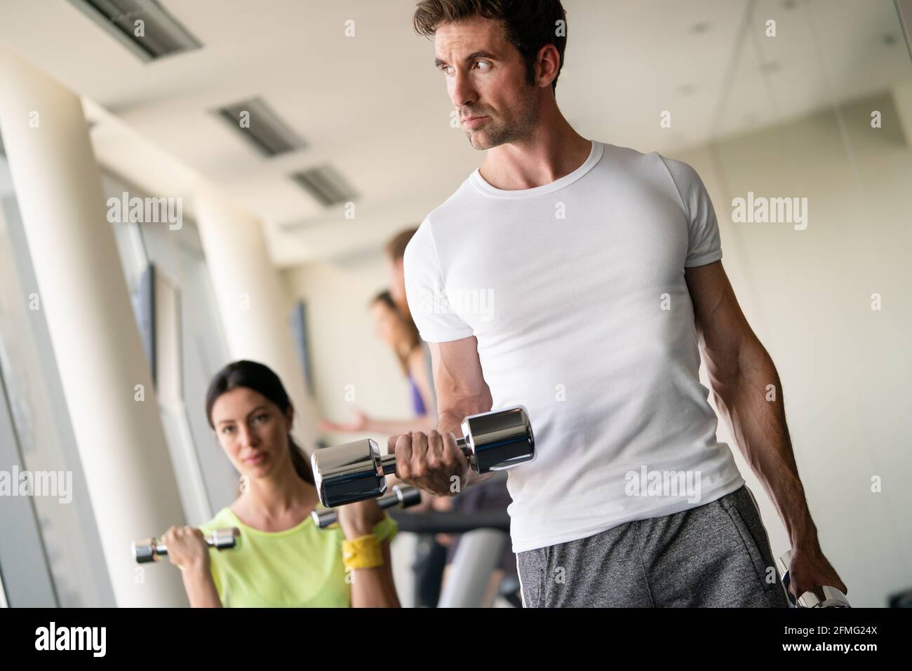 Sport, fitness, stile di vita e concetto di persone. Gruppo di poeiple felici con manubri in palestra Foto Stock Sport, fitness, stile di vita e concetto di persone. Gruppo di poeiple felici con manubri in palestra Foto Stock