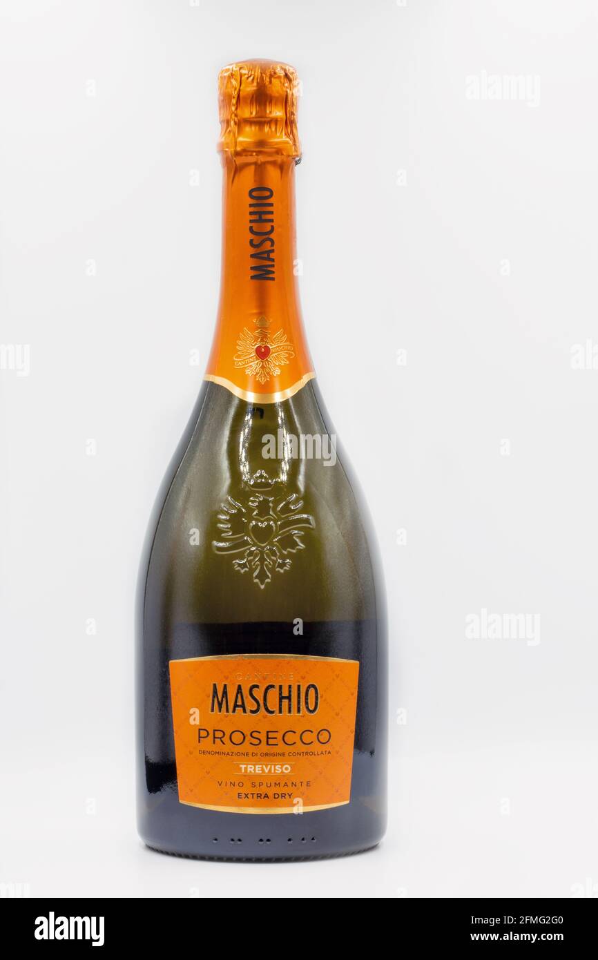 KIEV, UCRAINA - 06 MARZO 2021: Studio shot di Cantine maschio Treviso prosecco extra secco bottiglia closeup su sfondo bianco. Foto Stock