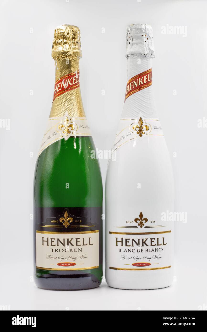 KIEV, UCRAINA - 06 MARZO 2021: Studio shot di Henkell Blanc de Blanc  tedesco e Trocken classica setta secca bottiglia di vino frizzante closeup  contro bianco Foto stock - Alamy