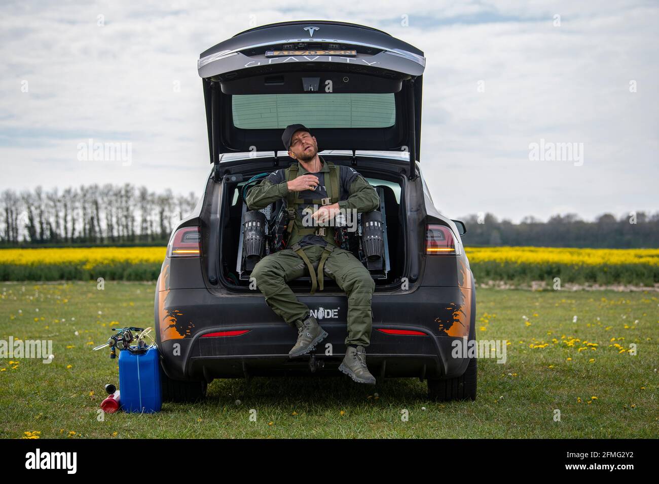 Richard Browning, fondatore della Gravity Industries, prende il volo nella sua tuta a jet-powered controllata dal corpo all'Old Sarum Airfield, Salisbury, Wiltshire. Foto Stock